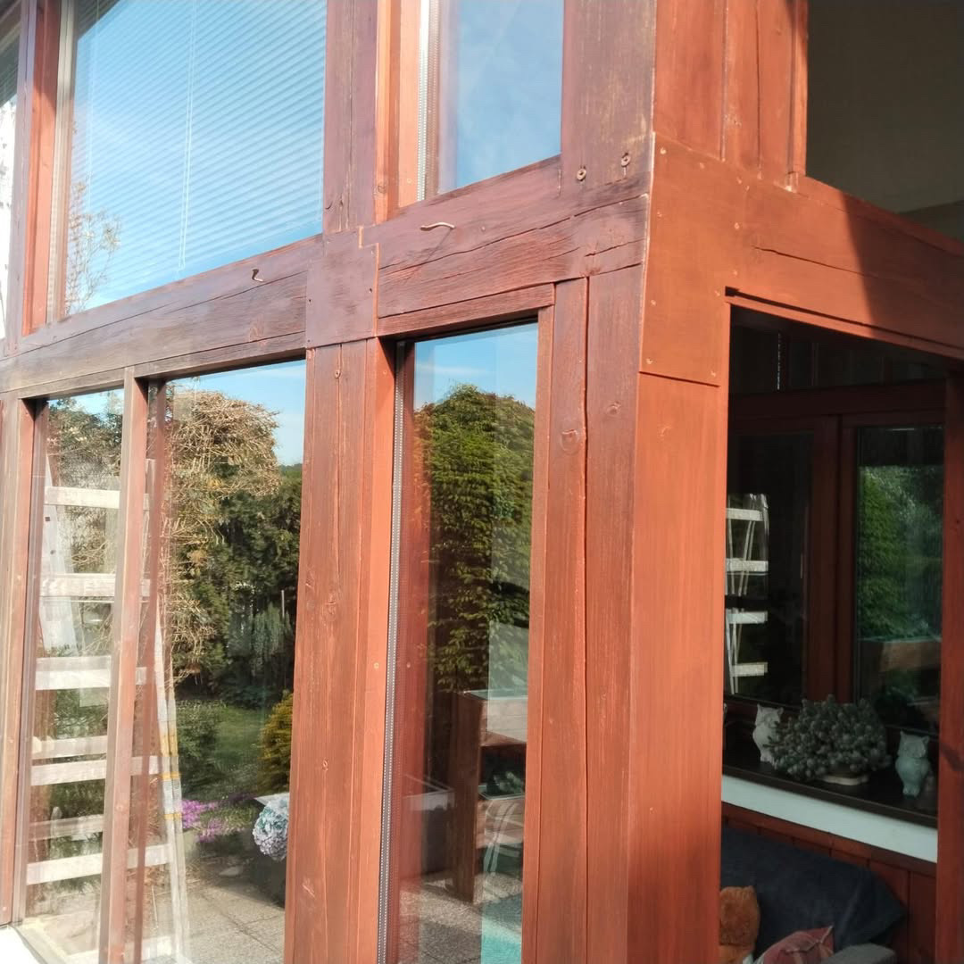 Detail dřevěné verandy před nátěrem
