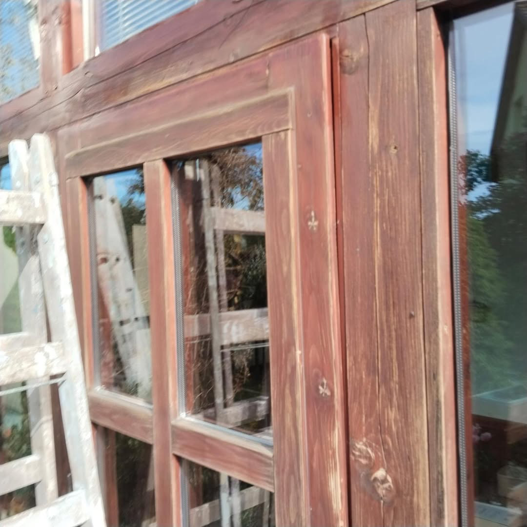 Detail dřevěné verandy před nátěrem
