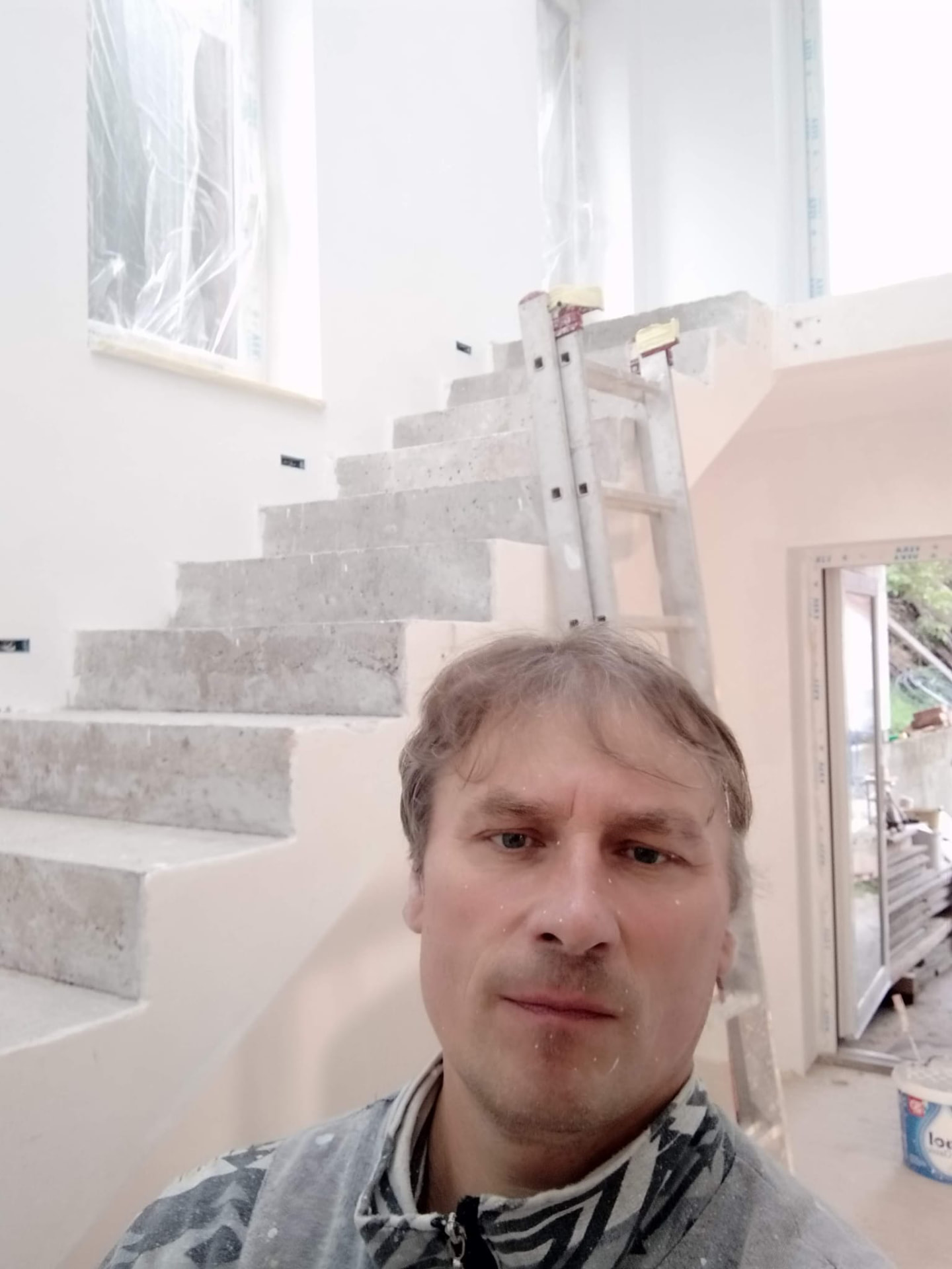 Malování interiéru novostavby se schodištěm