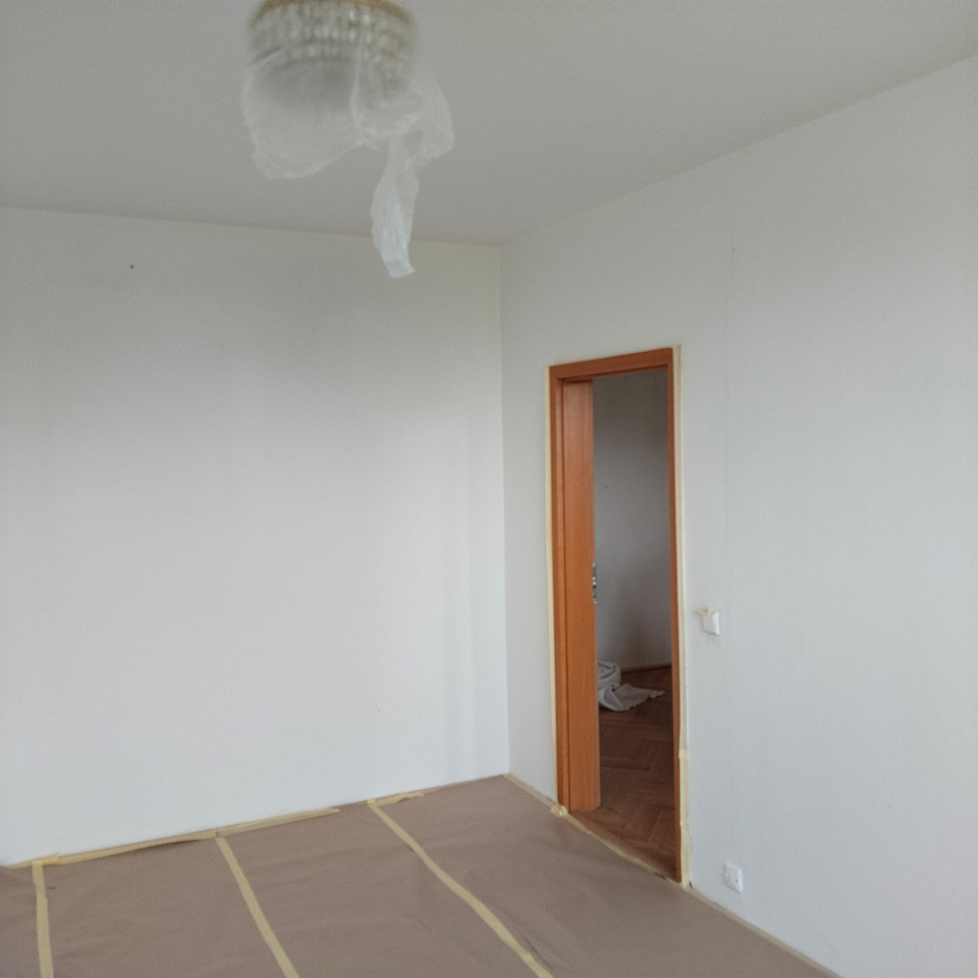 Po malování – čistě bílý pokoj s novou výmalbou