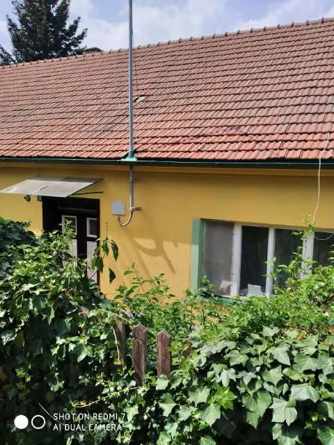 Natřená fasáda domu pod střechou